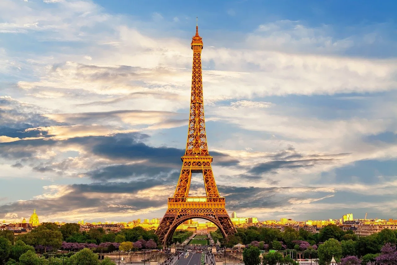 La Tour Eiffel, symbole de la diversite culturelle parisienne et europeenne