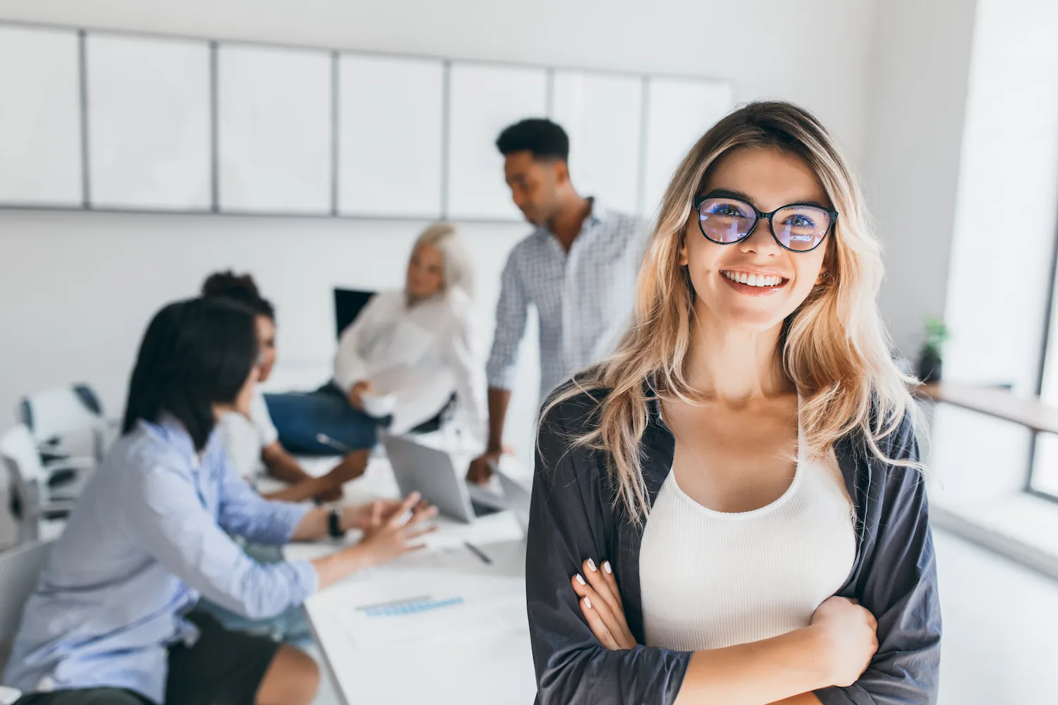 Jeunes Filles Moldaves et Programme MINT : Compétences Tech et Lutte contre la Violence | e-dialog.fr