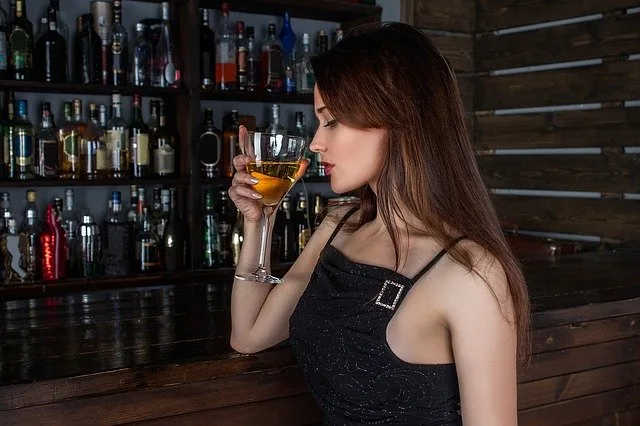 Femme épanouie dans une relation à distance